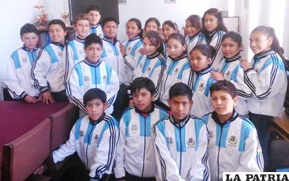 Integrantes de la delegación de Oruro que concurrieron al nacional de Sucre