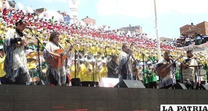 Los Kjarkas durante el concierto con los 5.000 músicos