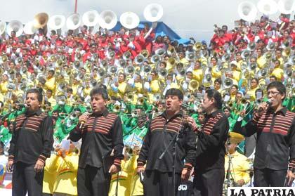 Los integrantes del grupo Llajtaymanta con fervor interpretaron los himnos
