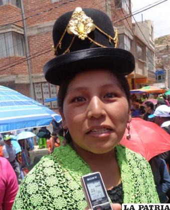 MARIBEL HUALLATA: El sentimiento que tengo es inexplicable, porque ser parte de esta festividad que es parte de nuestra cultura y tradiciones, no se puede explicar, esta es la décima vez que soy parte del Festival de Bandas, junto a mi institución la Súper Imperio. Demasiada emoción, es indescriptible el momento de ejecutar el instrumento, hasta dan ganas de llorar al escuchar esas melodías que están dedicadas a nuestro país.