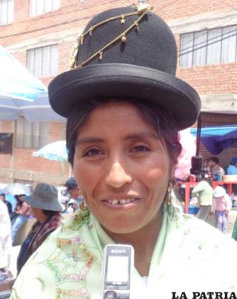 MAGALY FLORES: Muy orgullosa por el festival y ser parte de él, he sentido mucha emoción al interpretar los temas, en especial los de Los Kjarkas. Este es mi tercer año en este festival, desde el colegio me ha gustado la música, entonces eso me impulsó a tocar en la banda. Toco el tambor y los platillos, en la banda Súper Imperio, y toda la organización ha estado muy bien, cada vez está mejor, por eso me siento orgullosa de ser parte de este espectáculo.
