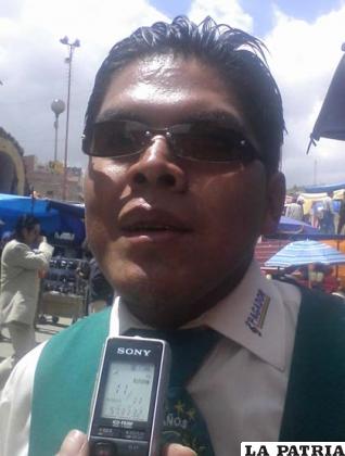ADAM RAMÍREZ: Es algo lindo que se hace aquí en Oruro, decirles a los turistas que esperamos la hayan pasado bien. Son cinco años que toco el bombo, con la misma emoción, me ha gustado mucho la participación de Los Kjarkas y Llajtaymanta. Me parece que todo está bien, la organización, pero tal vez para el año, invitar a más artistas bolivianos para que sean parte del Festival de Bandas. El tema más emocionante fue Muñasketay de Los Kjarkas.