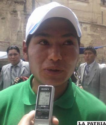 ADEMIR RAMÍREZ: Tuvimos mucho entusiasmo, todos los músicos, todo con mucha alegría y devoción también a la Mamita del Socavón, son dos años que estoy en la banda Real Imperial, en las bandas, y realmente lo hago por mi fe y devoción a la Virgen del Socavón, además me gusta mucho la música desde pequeño, me ha emocionado mucho la participación de la gente, que nos hayan visitado las autoridades, todo estaba muy lindo.