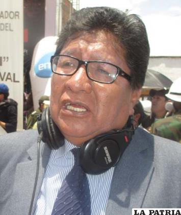 ADOLFO PACO - “SÁBADOS POPULARES”: “Es una emoción muy importante la que hemos sentido, rompe todas las normas de los eventos musicales. Creo que Oruro tiene que sentirse muy orgulloso de lo que hemos logrado disfrutar en esta jornada. Oruro es muy grande para tener este tipo de eventos y grandes músicos que se presentaron. Un momento inolvidable fue cuando comenzaron con el Himno Nacional el corazón comenzó a fallar y de los ojos salieron lágrimas. El Carnaval de Oruro es uno de los acontecimientos y carnavales más importantes del mundo, es uno de los hitos que debemos marcar claramente y debemos trabajar en el turismo para que estén presentes en Oruro”