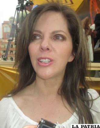MARCELA RENJEL - PERIODISTA ATB: “Estar aquí ha sido un orgullo enorme porque he podido ver la dimensión de lo que es nuestro Carnaval, de lo que es nuestro folklore, el talento que tienen nuestros músicos, realmente he quedado sorprendida de cómo se puede vivir a nivel internacional y presentar un espectáculo de esta magnitud. Lo que me impactó fue la presentación de los Kjarkas, del grupo Llajtaymanta, de Norte Potosí conjuncionada con la banda, Viva Mi Patria Bolivia, todos esos momentos han sido muy lindos, emocionantes y por supuesto no se te borra de la mente, se te queda y te lo llevas. Con esto ratificamos que Oruro es la Capital del Folklore de Bolivia. Me llevo el cariño de la gente, muy agradecida”.