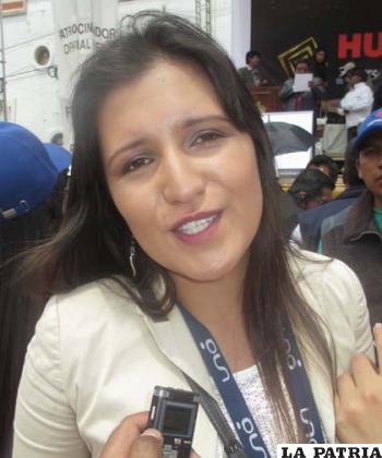 CAROLA CÁCERES - PERIODISTA RED UNO: “Esta ha sido una excelente muestra de arte, música. Quizás como bolivianos no lo reconocemos día a día, pero el show que hemos vivido se ha visto emoción en cada una de las personas, de las autoridades. Debemos apoyar a nuestro arte, a nuestros músicos, a nuestros bordadores y todo lo que es el conjunto de esta Carnaval 2014. Un momento inolvidable fue el rato que tocó el tema Bolivia con los Kjarkas, nos identifica mucho a Bolivia y con las bandas ha sido muy importante el día de hoy. Se ratifica que Oruro es la Capital, estamos en la tierra del folklore, en la tierra del colorido, alegría, música, baile y donde el arte se demuestra en cada mínima cosa que realiza”.