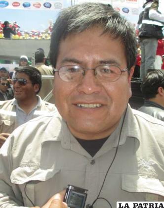 VLADIMIR ROJAS RED UNITEL: “Me he emocionado muchísimo, la música en rojo, amarillo y verde, con los Kjarkas, 5.000 músicos, todo boliviano se siente orgulloso. Estoy una semana en Oruro, así que es imperdible estar en Oruro, días previos al Carnaval, es todos los días fiesta, es todos los días cultura.
Un momento importante fueron los Kjarkas que coordinan con los 5.000 músicos, es algo extraordinario, nunca visto en Bolivia y esto pasa siempre en Oruro, es un sueño participar en Oruro”.