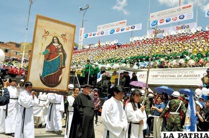 El manto protector de la Virgen del Socavón presente con los músicos