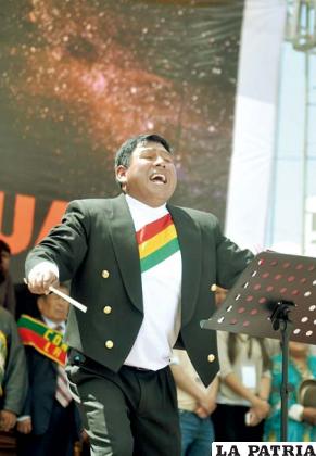 La experiencia de Germán Salas para dirigir a cerca de 6 mil músicos de banda