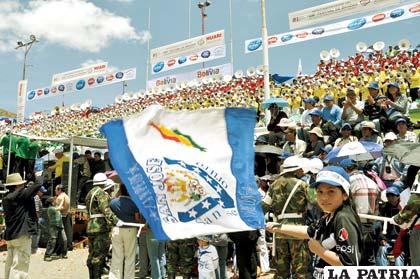 La “V” azulada infaltable junto a los músicos del Carnaval de Oruro