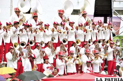 Terminando el acto central las bandas continuaron con la fiesta