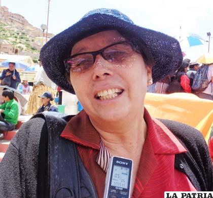 MIRIAM GONZALES: La gente está muy entusiasmada, primera vez que vengo, desde Cochabamba, había mucha emoción, toda la gente estaba cantando, muy lindo el repertorio, muy bien organizado, al año voy a volver, pero voy a estar más temprano, porque no sabía que era tan lleno, y que estaba tan bonito. 
No hay palabras para describir, las bandas, los grupos, me emocioné mucho con los temas de Los Kjarkas, todos son muy lindos.