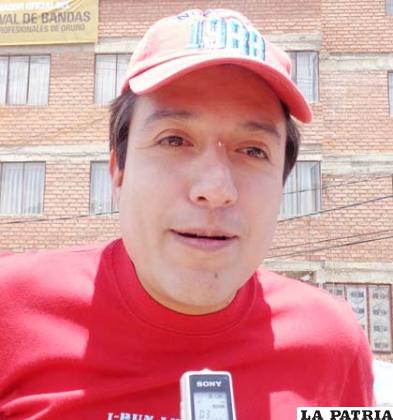 PABLO MONTAÑO: Primera vez que vengo al Festival de Bandas, es algo muy bonito, algo que une al país, se siente la emoción y sensación de ser boliviano, es un orgullo grande, y sobre todo estar acá en Oruro. 
Pero una recomendación, como turistas que venimos a Oruro, es que se coloquen basureros para mantener esa limpieza, que se piense más en los detalles, la gente te recibe tan bien, pero deja mucha basura porque no sabe dónde ponerla.