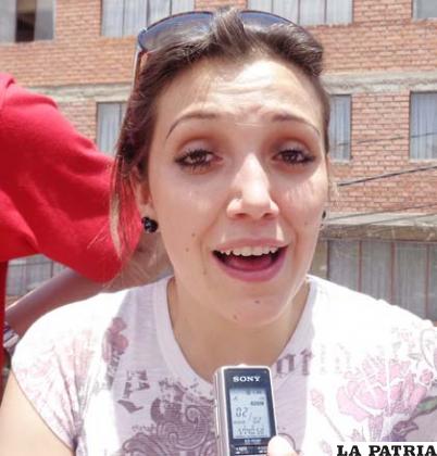 PAOLA SAAVEDRA: Es algo muy lindo, ver reflejada nuestra cultura, sentirnos más bolivianos que nunca, y sentir que Oruro va creciendo, es realmente un orgullo, que esto nos conglomere como bolivianos, voy a volver al festival, porque me hizo sentir más boliviana. 
Te hace amar lo que tenemos, es lo más lindo que tenemos, nuestra música, nuestra cultura, nuestra identidad. Lo que sí, les faltan algunos basureros, para cuidar un poquito más el aseo.