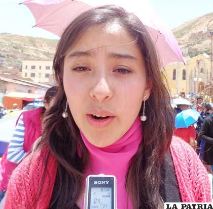 VERÓNICA VELARDE: Siento que a comparación de las otras versiones esta, está mejor, porque tenemos la compañía de Los Kjarkas y eso para nosotros es muy agradable. La gente que no ha venido a observar esta actividad se ha perdido algo espectacular porque hemos disfrutado de los grupos y, los músicos de las bandas han estado mucho más animados que años pasados. 
La organización ha estado mucho mejor, pero debemos tener cuidado con la basura, vemos que la gente no ha tomado conciencia aún al respecto.