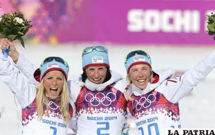 Marit Bjoergen de Noruega (C) en oro, plata Teresa Johaug y de bronce Kristin Stoermer Steir