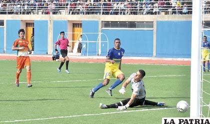 Martins define con mucha calidad ante la salida del arquero de Calleja
