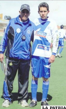 Ramón Serrano junto a su hijo Leandro Serrano, jugador de Escara