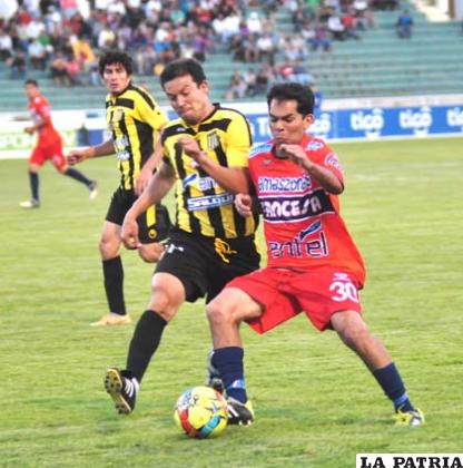 Paz y Bejarano disputan la pelota, ocurrió ayer durante el partido en el cual venció Universitario