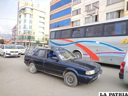 Vehículos particulares trabajan de taxis