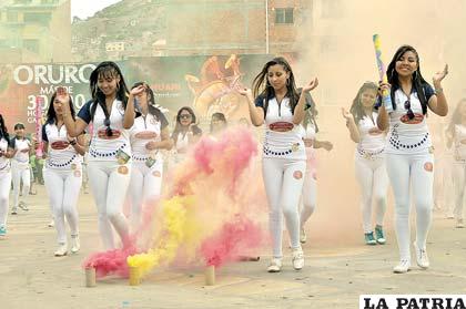 Los Tobas Central con el colorido de los humos y la simpatía de sus danzarinas