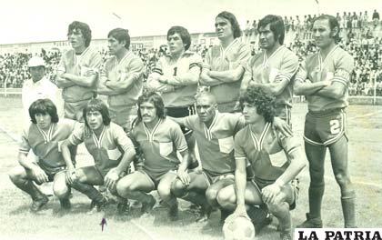 En el equipo de Deportivo Enaf en la Copa Simón Bolívar en 1976 (el segundo de cuclillas de izquierda a derecha)