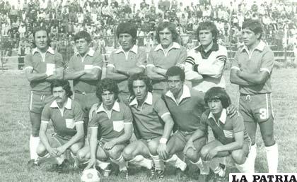 Enaf en un compromiso de Copa Simón Bolívar en 1976 en la cancha del Oruro Royal