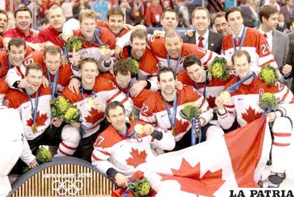 La selección de Canadá se hizo de la medalla de oro en el hockey