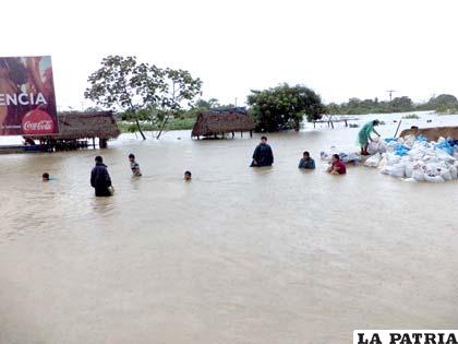 Según las FF.AA. está bajando el nivel de las aguas en Beni