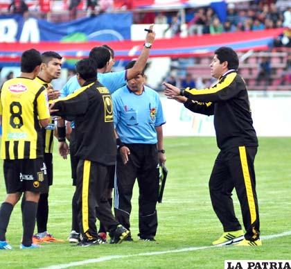 Villegas reclama las expulsiones que hizo Orozco en el partido ante Universitario