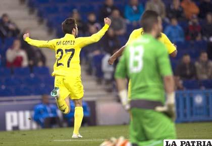 Gómez en el festejo de gol para su equipo