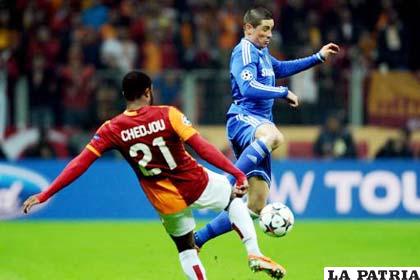 Torres intenta controlar la pelota ante la marca de Chedjou