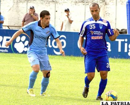 Walter Flores y Thiago Leitao en procura de dominar la pelota