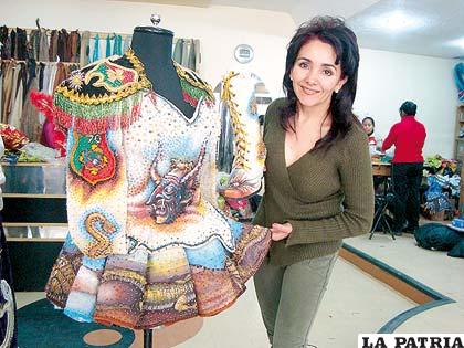 Mónica Siles con el traje de china supay confeccionado en tela de tocuyo