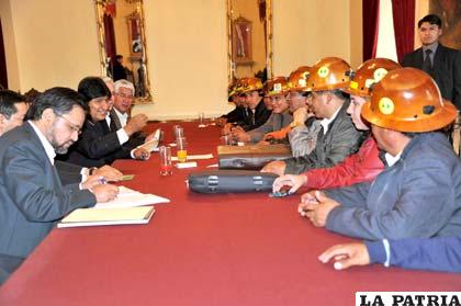 Dirigentes de Fencomin se reúnen con Presidente Evo Morales