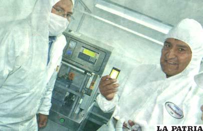 El Presidente muestra la primera batería de ión –litio made in Bolivia