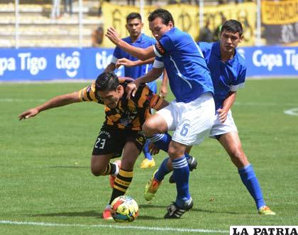 Quiroga y Suáez en la disputa de la pelota
