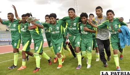 Vuelta olímpica de los integrantes de Totora campeones en la Sub-19 “B” 