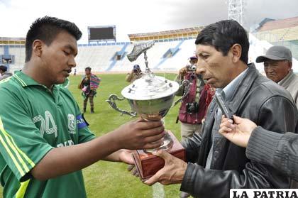 Miranda, presidente de la AFO entrega el trofeo de campeón