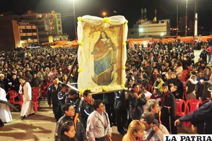 Anoche la multitud devota rindió pleitesía a la Virgen de la Candelaria
