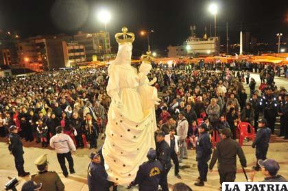 Gran concentración en la Plaza del Folklore junto a la imagen de la Virgen María