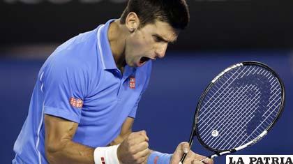 Novak Djokovic festeja con un fuerte grito por el triunfo conquistado 