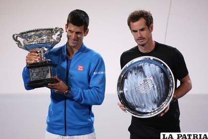 Djokovic junto a Murray con sus trofeos al final del juego