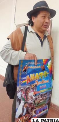 Dirigente de la Fsutco, Tito Marca, sostiene el afiche oficial de la Anata