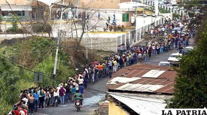 Población venezolana debe hacer filas para comprar medicamentos en farmacias