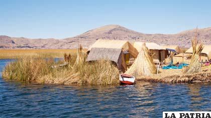 Islas flotantes del lago Titicaca en el sector peruano