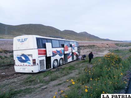 El bus quedó al centro de las dos vías en la carretera Oruro-La Paz