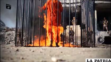 Captura de imagen del video distribuido por ISIS, donde muestran la ejecución del piloto jordano
