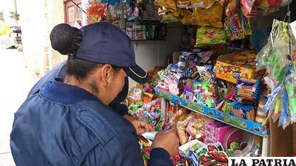 Guardias municipales controlando que los dulces y otros productos estén en buenas condiciones