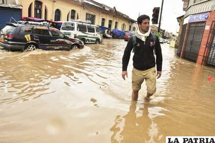 Los transeúntes tuvieron que ver maneras de pasar por las calles inundadas